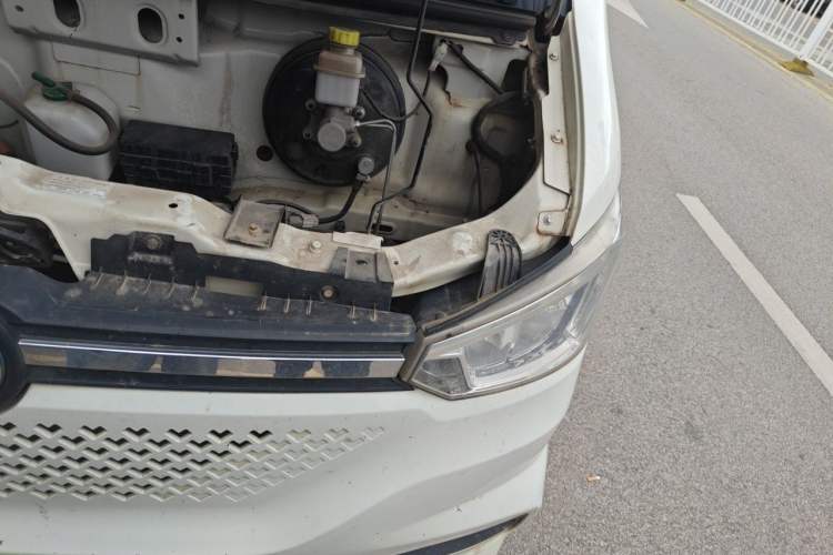 Used Dongfeng Yufeng EM26  Engine Bay Left