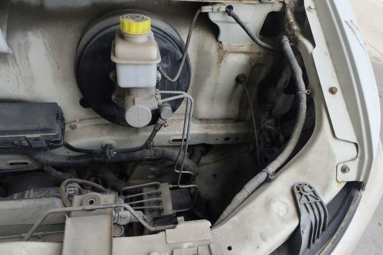 Used Dongfeng Yufeng EM26  Engine Bay Left