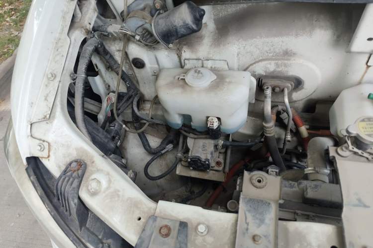 Used Dongfeng Yufeng EM26  Engine Bay Right
