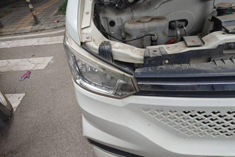Used Dongfeng Yufeng EM26  Right Front Headlight