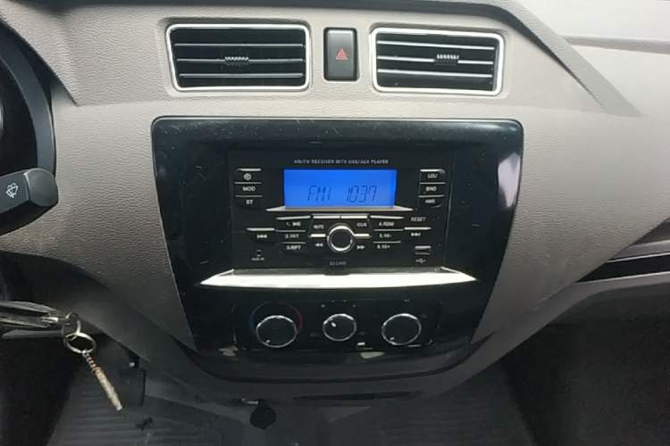 Used Dongfeng Yufeng EM26 2023 High-End Model 41.86 kWh CATL Audio And AC Panel