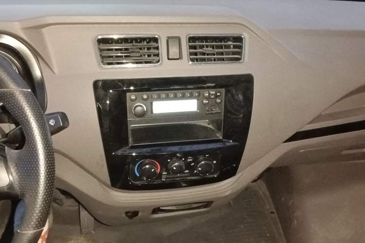 Used Dongfeng Yufeng EM26 2023 High-End Model 41.86 kWh CATL Audio And AC Panel