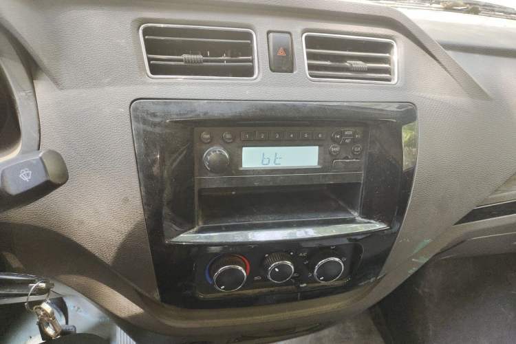 Used Dongfeng Yufeng EM26 2023 High-End Model 41.86 kWh CATL Audio And AC Panel
