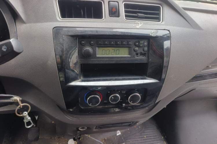 Used Dongfeng Yufeng EM26 2023 High-End Model 41.86 kWh CATL Audio And AC Panel