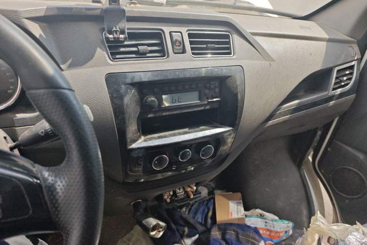 Used Dongfeng Yufeng EM26 2023 High-End Model 41.86 kWh CATL Audio And AC Panel