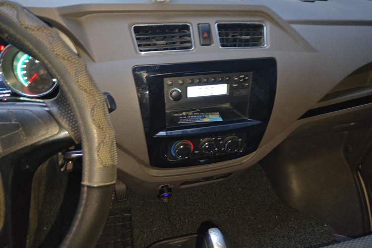 Used Dongfeng Yufeng EM26 2023 High-End Model 41.86 kWh CATL Audio And AC Panel