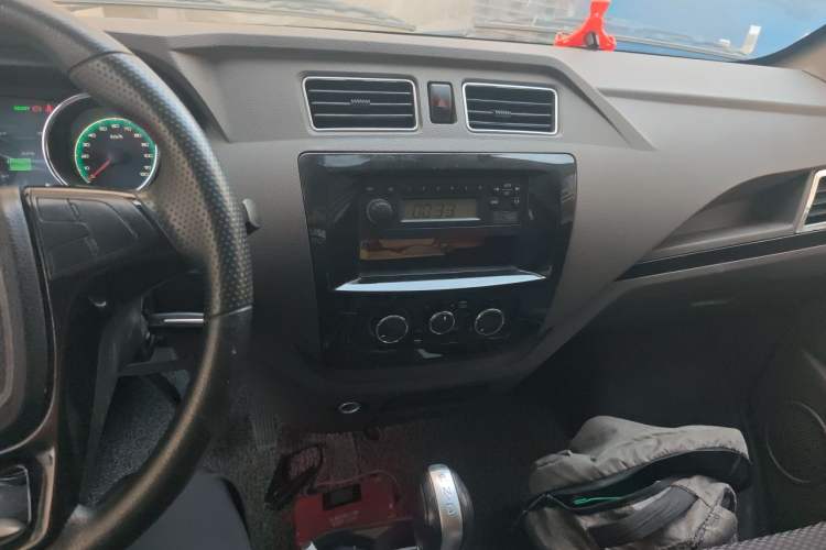 Used Dongfeng Yufeng EM26 2023 Standard Edition 41.472 kWh Henan Lithium Power Audio And AC Panel