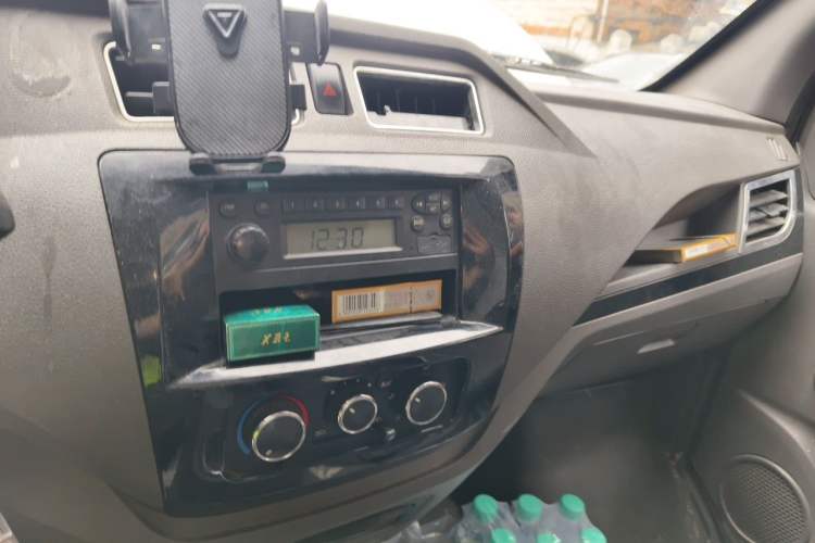 Used Dongfeng Yufeng EM26 2023 Standard Edition 41.472 kWh Henan Lithium Power Audio And AC Panel