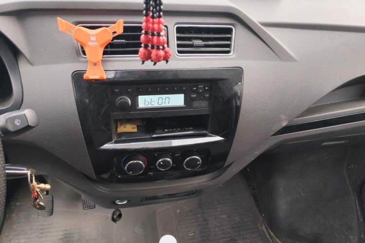 Used Dongfeng Yufeng EM26 2023 High-End Model 41.86 kWh CATL Audio And AC Panel