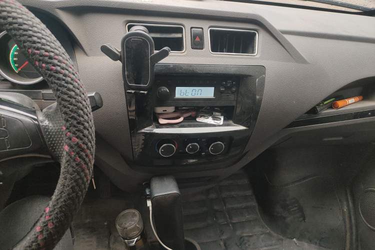 Used Dongfeng Yufeng EM26 2023 High-End Model 41.86 kWh CATL Audio And AC Panel