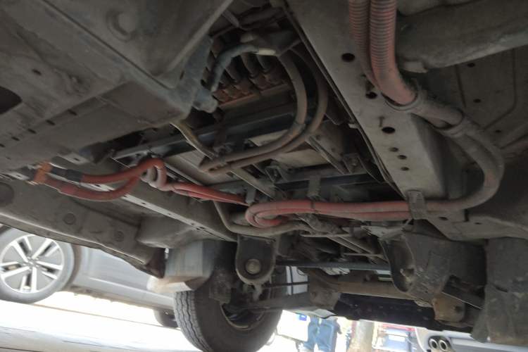 Used Dongfeng Yufeng EM26 2023 High-End Model 41.86 kWh CATL Chassis Front Right