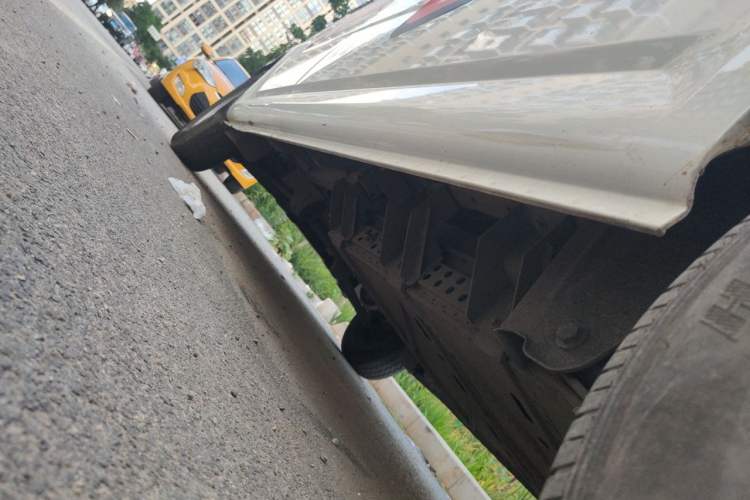 Used Dongfeng Yufeng EM26 2023 Standard Edition 41.472 kWh Henan Lithium Power Chassis Rear Left