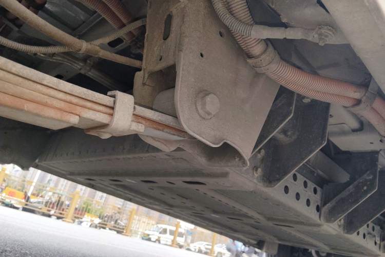 Used Dongfeng Yufeng EM26 2023 High-End Model 41.86 kWh CATL Chassis Rear Right