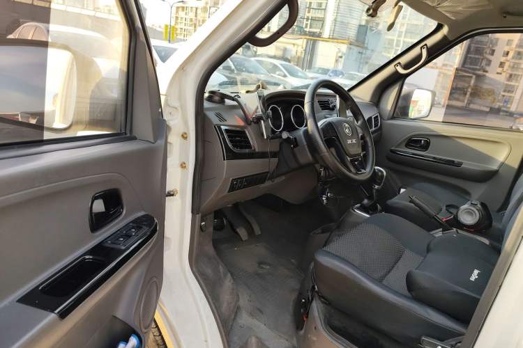 Used Dongfeng Yufeng EM26 2023 Standard Edition 41.472 kWh Henan Lithium Power Driver Seat