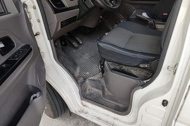 Used Dongfeng Yufeng EM26 2023 Standard Edition 41.472 kWh Henan Lithium Power Driver Seat