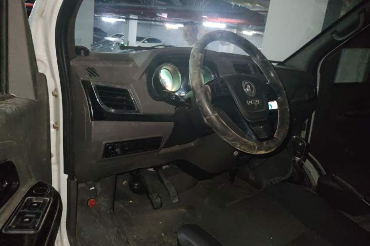 Used Dongfeng Yufeng EM26 2023 Standard Edition 41.472 kWh Henan Lithium Power Driver Seat
