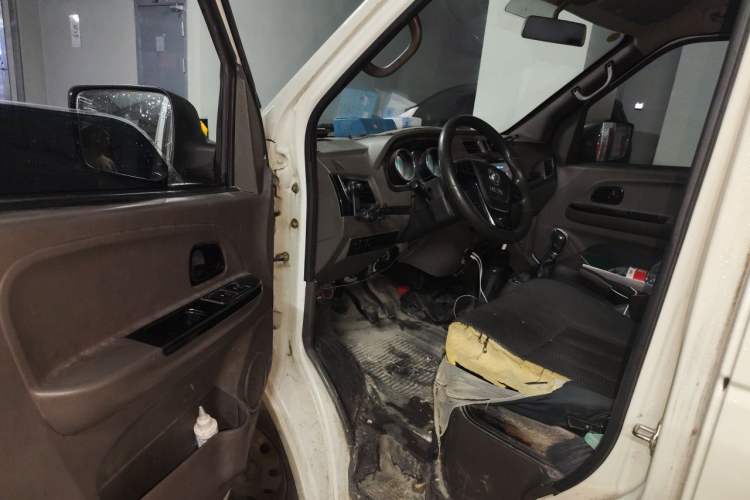 Used Dongfeng Yufeng EM26 2023 Standard Edition 41.472 kWh Henan Lithium Power Driver Seat