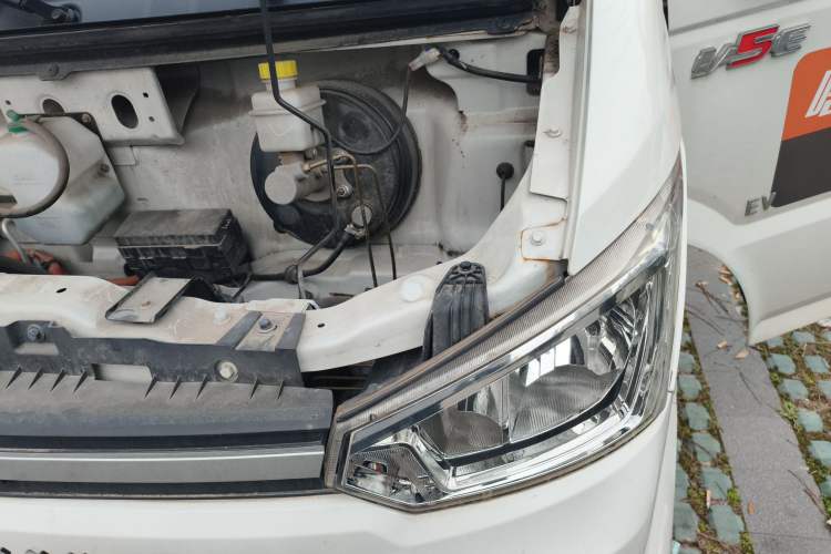 Used Dongfeng Yufeng EM26 2023 Standard Edition 41.472 kWh Henan Lithium Power Engine Bay Left