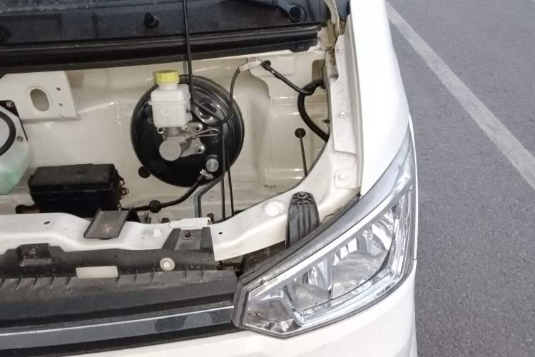 Used Dongfeng Yufeng EM26 2023 High-End Model 41.86 kWh CATL Engine Bay Left
