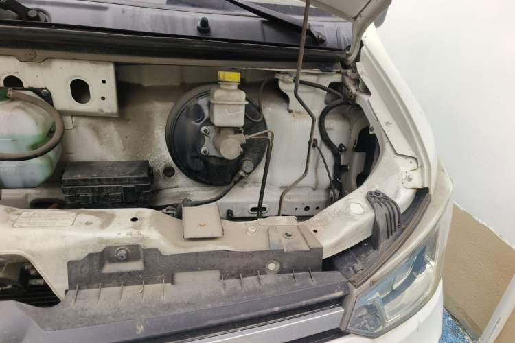 Used Dongfeng Yufeng EM26 2023 High-End Model 41.86 kWh CATL Engine Bay Left