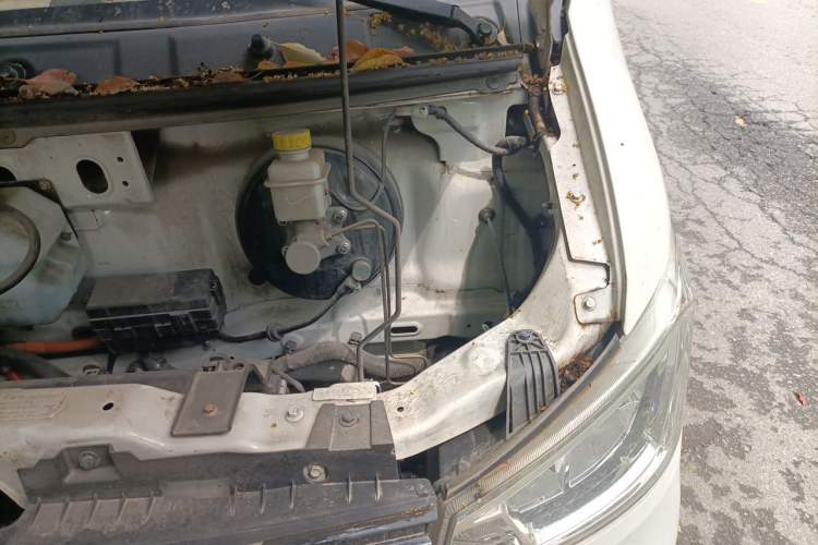 Used Dongfeng Yufeng EM26 2023 Standard Edition 41.472 kWh Henan Lithium Power Engine Bay Left