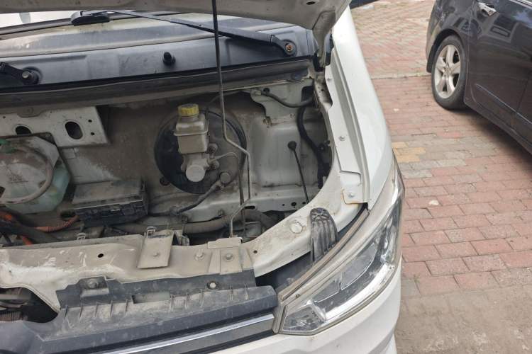 Used Dongfeng Yufeng EM26 2023 High-End Model 41.86 kWh CATL Engine Bay Left