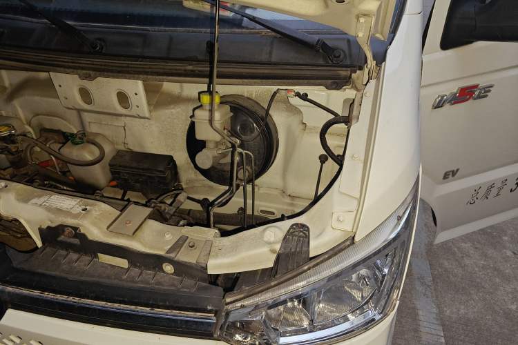 Used Dongfeng Yufeng EM26 2023 High-End Model 41.86 kWh CATL Engine Bay Left