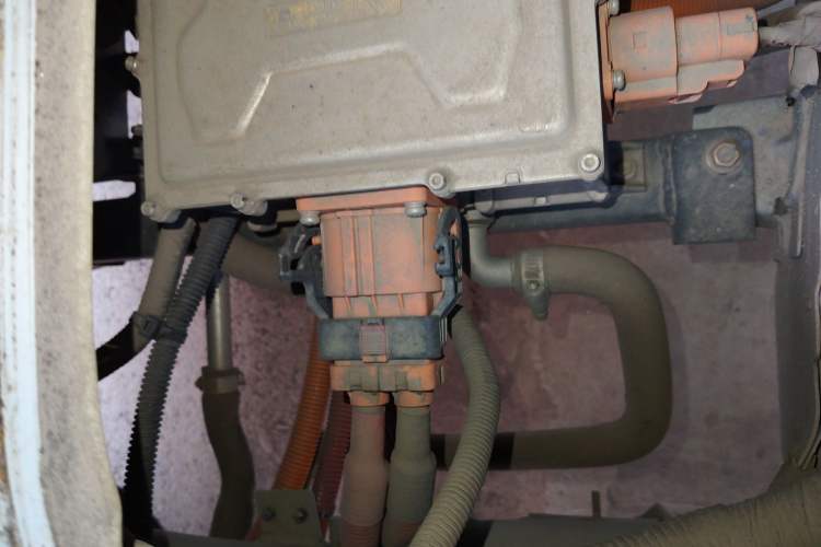 Used Dongfeng Yufeng EM26 2023 Standard Edition 41.472 kWh Henan Lithium Power Engine Bay Left