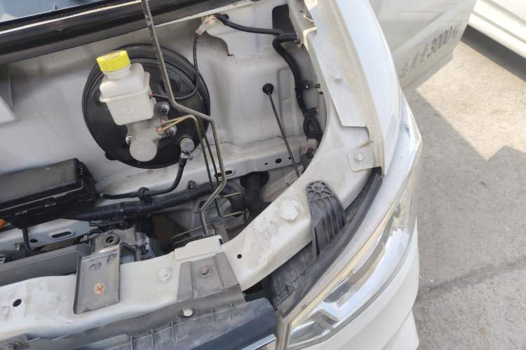 Used Dongfeng Yufeng EM26 2023 Standard Edition 41.472 kWh Henan Lithium Power Engine Bay Left