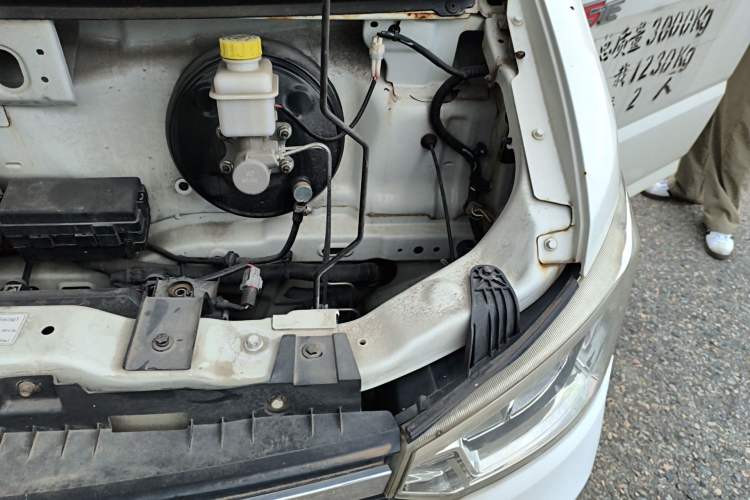 Used Dongfeng Yufeng EM26 2023 Standard Edition 41.472 kWh Henan Lithium Power Engine Bay Left