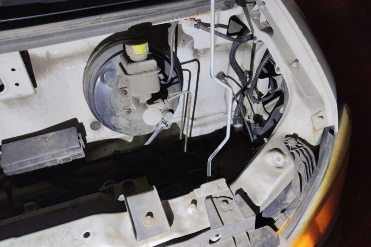 Used Dongfeng Yufeng EM26 2023 Standard Edition 41.472 kWh Henan Lithium Power Engine Bay Left
