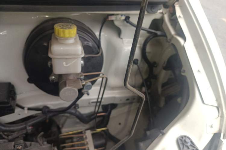 Used Dongfeng Yufeng EM26 2023 Standard Edition 41.472 kWh Henan Lithium Power Engine Bay Left
