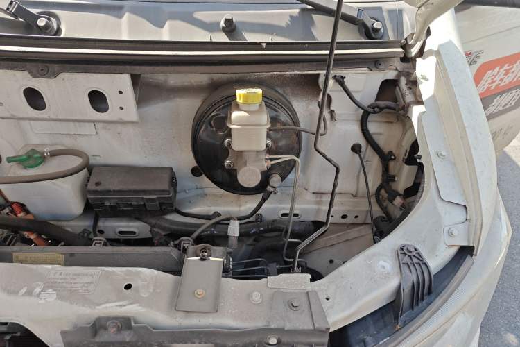 Used Dongfeng Yufeng EM26 2023 Standard Edition 41.472 kWh Henan Lithium Power Engine Bay Left
