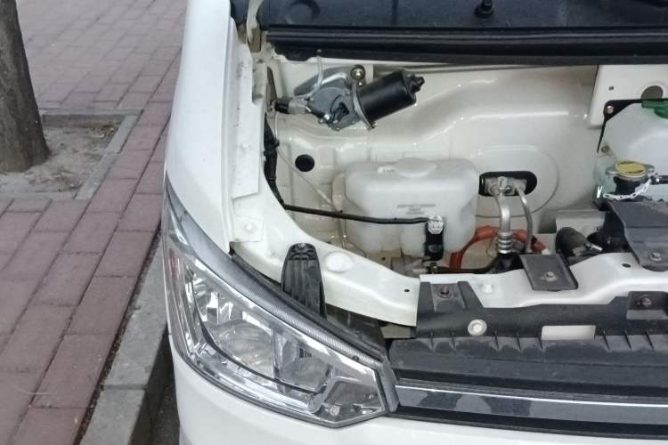 Used Dongfeng Yufeng EM26 2023 High-End Model 41.86 kWh CATL Engine Bay Right