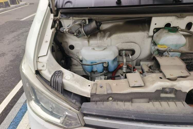 Used Dongfeng Yufeng EM26 2023 High-End Model 41.86 kWh CATL Engine Bay Right