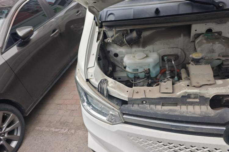 Used Dongfeng Yufeng EM26 2023 High-End Model 41.86 kWh CATL Engine Bay Right