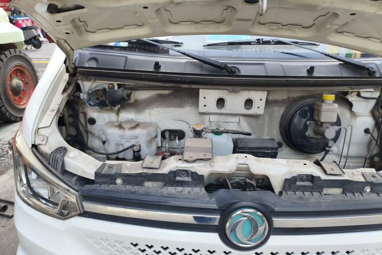 Used Dongfeng Yufeng EM26 2023 High-End Model 41.86 kWh CATL Engine Bay Right
