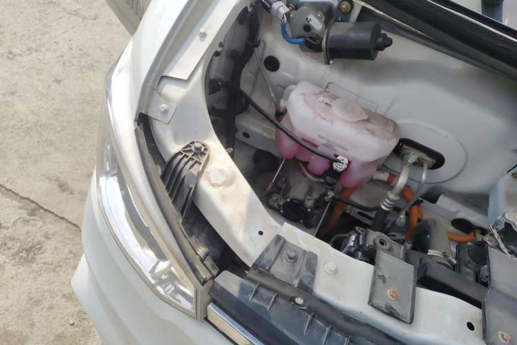 Used Dongfeng Yufeng EM26 2023 Standard Edition 41.472 kWh Henan Lithium Power Engine Bay Right