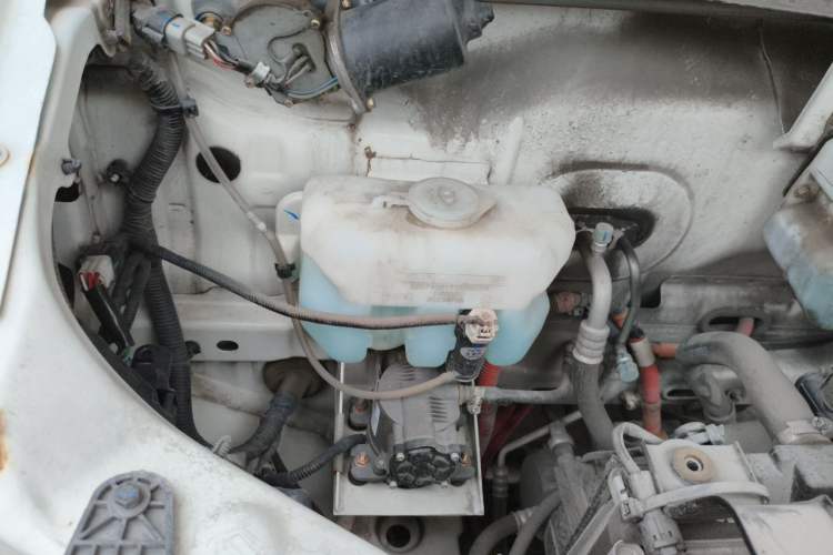 Used Dongfeng Yufeng EM26 2023 High-End Model 41.86 kWh CATL Engine Bay Right