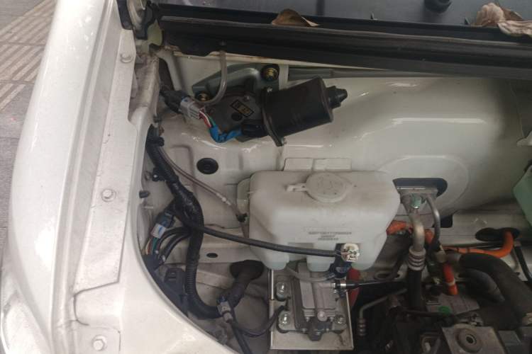 Used Dongfeng Yufeng EM26 2023 Standard Edition 41.472 kWh Henan Lithium Power Engine Bay Right
