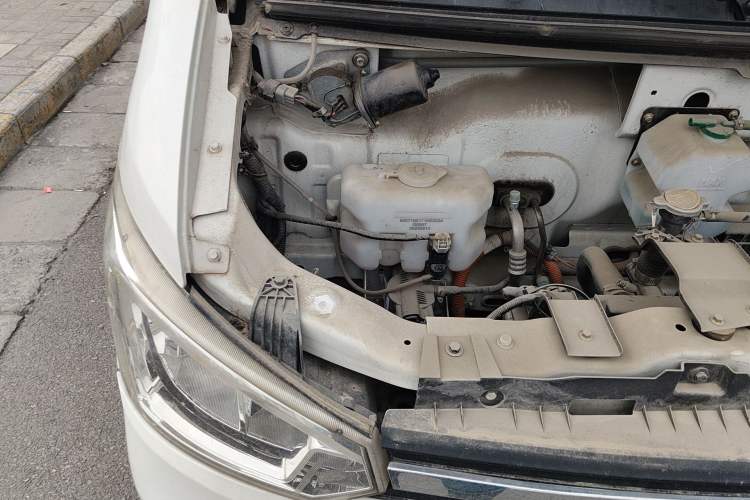 Used Dongfeng Yufeng EM26 2023 High-End Model 41.86 kWh CATL Engine Bay Right