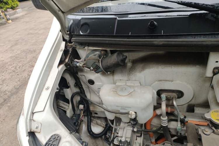 Used Dongfeng Yufeng EM26 2023 High-End Model 41.86 kWh CATL Engine Bay Right