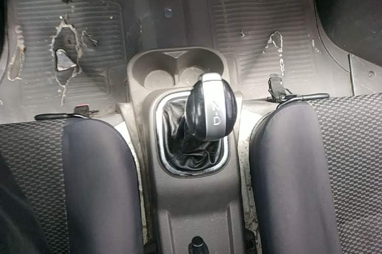 Used Dongfeng Yufeng EM26 2023 High-End Model 41.86 kWh CATL Gear Lever