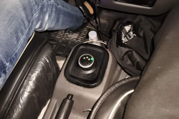 Used Dongfeng Yufeng EM26 2023 High-End Model 41.86 kWh CATL Gear Lever