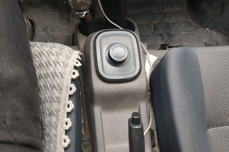 Used Dongfeng Yufeng EM26 2023 High-End Model 41.86 kWh CATL Gear Lever