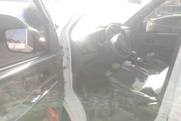 Used Dongfeng Yufeng EM26 2023 Standard Edition 41.472 kWh Henan Lithium Power Interior 3