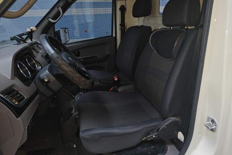 Used Dongfeng Yufeng EM26 2023 High-End Model 41.86 kWh CATL Left Front Seat