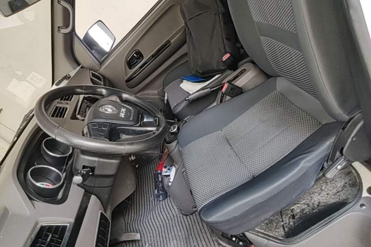 Used Dongfeng Yufeng EM26 2023 Standard Edition 41.472 kWh Henan Lithium Power Left Front Seat