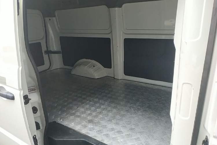 Used Dongfeng Yufeng EM26 2023 High-End Model 41.86 kWh CATL Left Rear Seat
