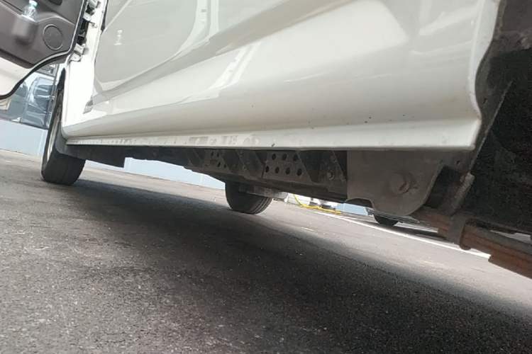 Used Dongfeng Yufeng EM26 2023 High-End Model 41.86 kWh CATL Left Side Sill